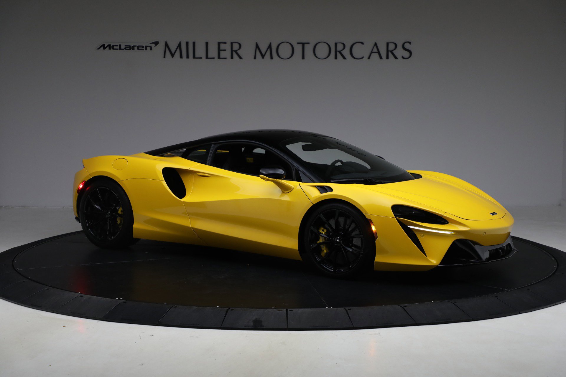 Used 2024 McLaren Artura image 10