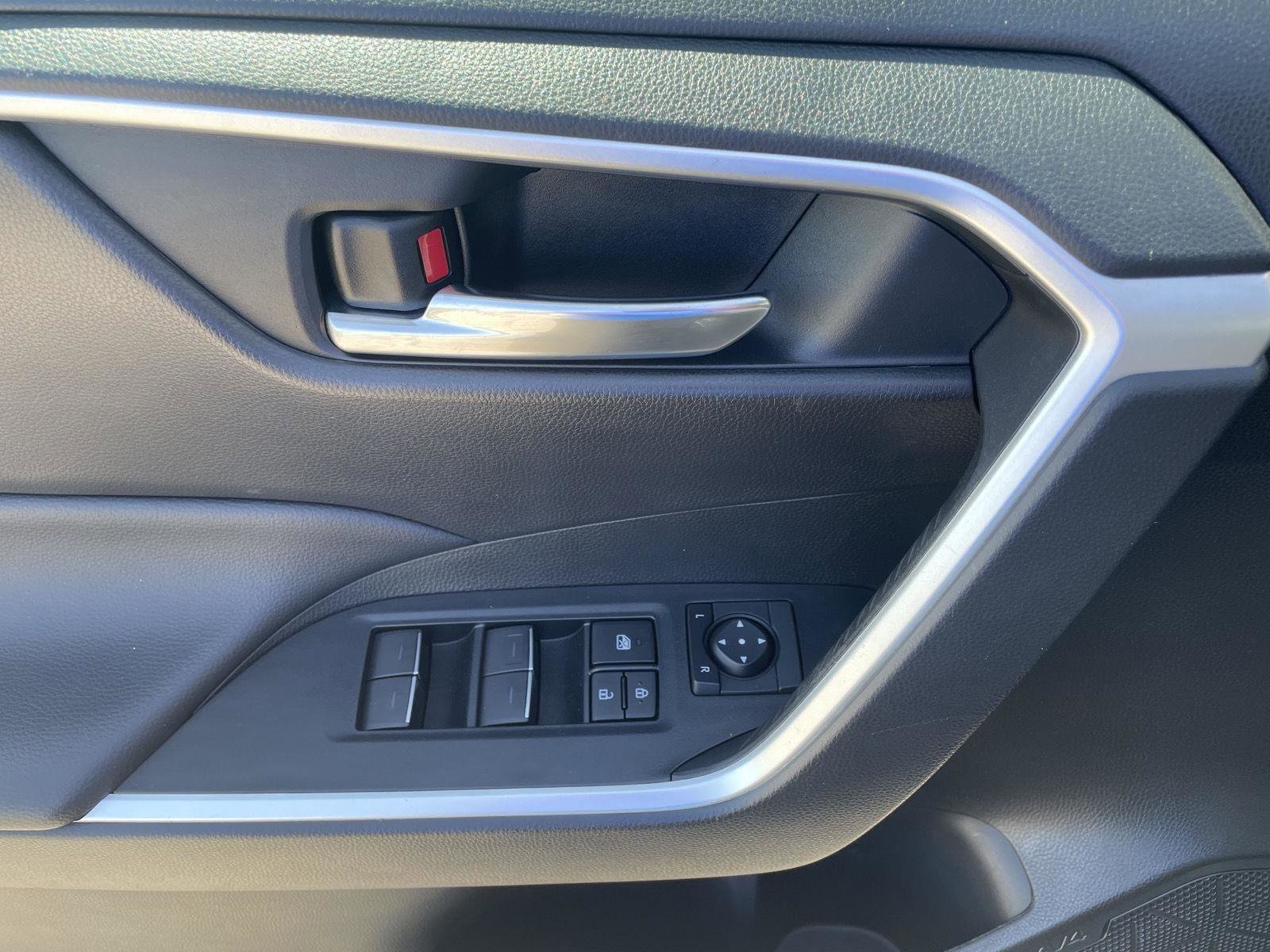 Used 2022 Toyota RAV4 XLE AWD/4WD image 12