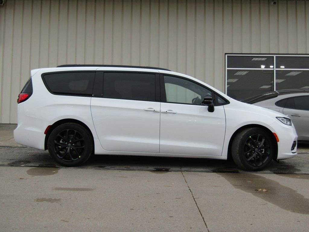 New 2026 Chrysler Pacifica Limited w/ S Appearance Package image 2