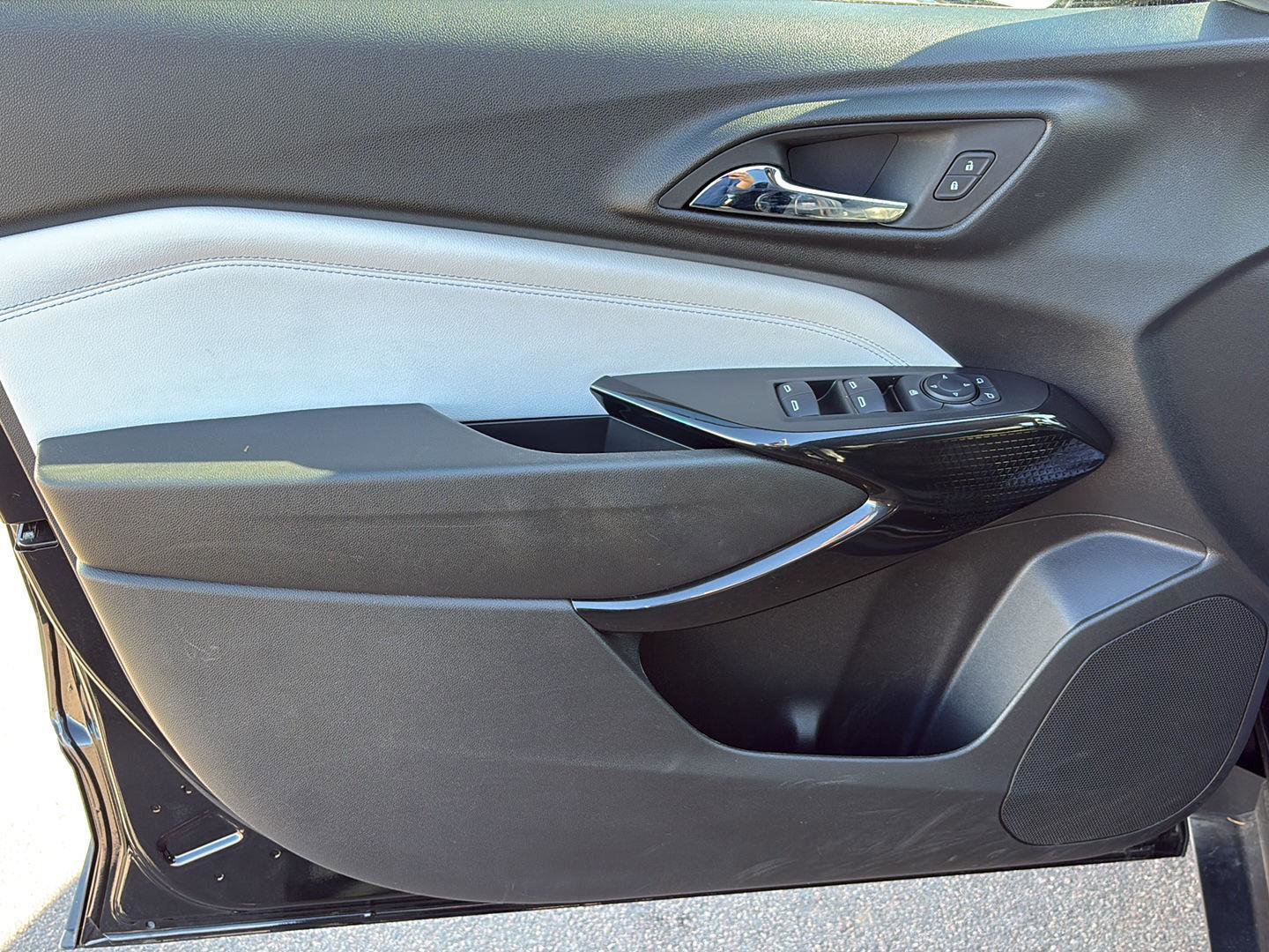 Used 2025 Chevrolet Trax LT w/ LT Convenience Package image 12