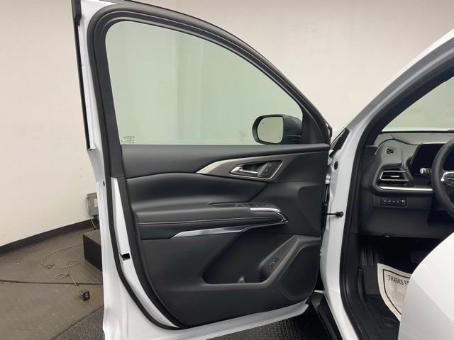 New 2026 Chevrolet Traverse LT w/ Driver Confidence Package AWD/4WD image 9