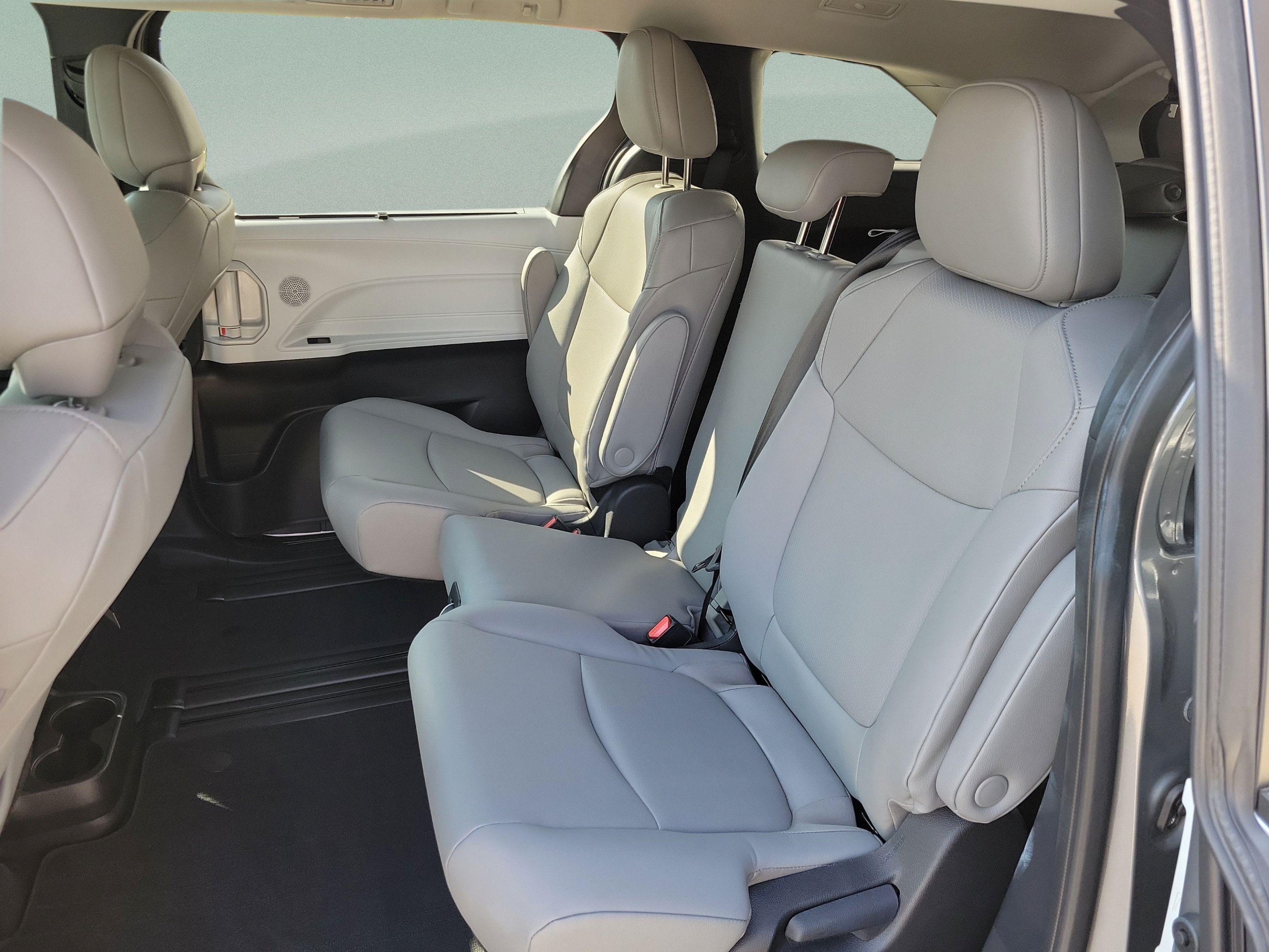 Certified 2026 Toyota Sienna XLE FWD image 29
