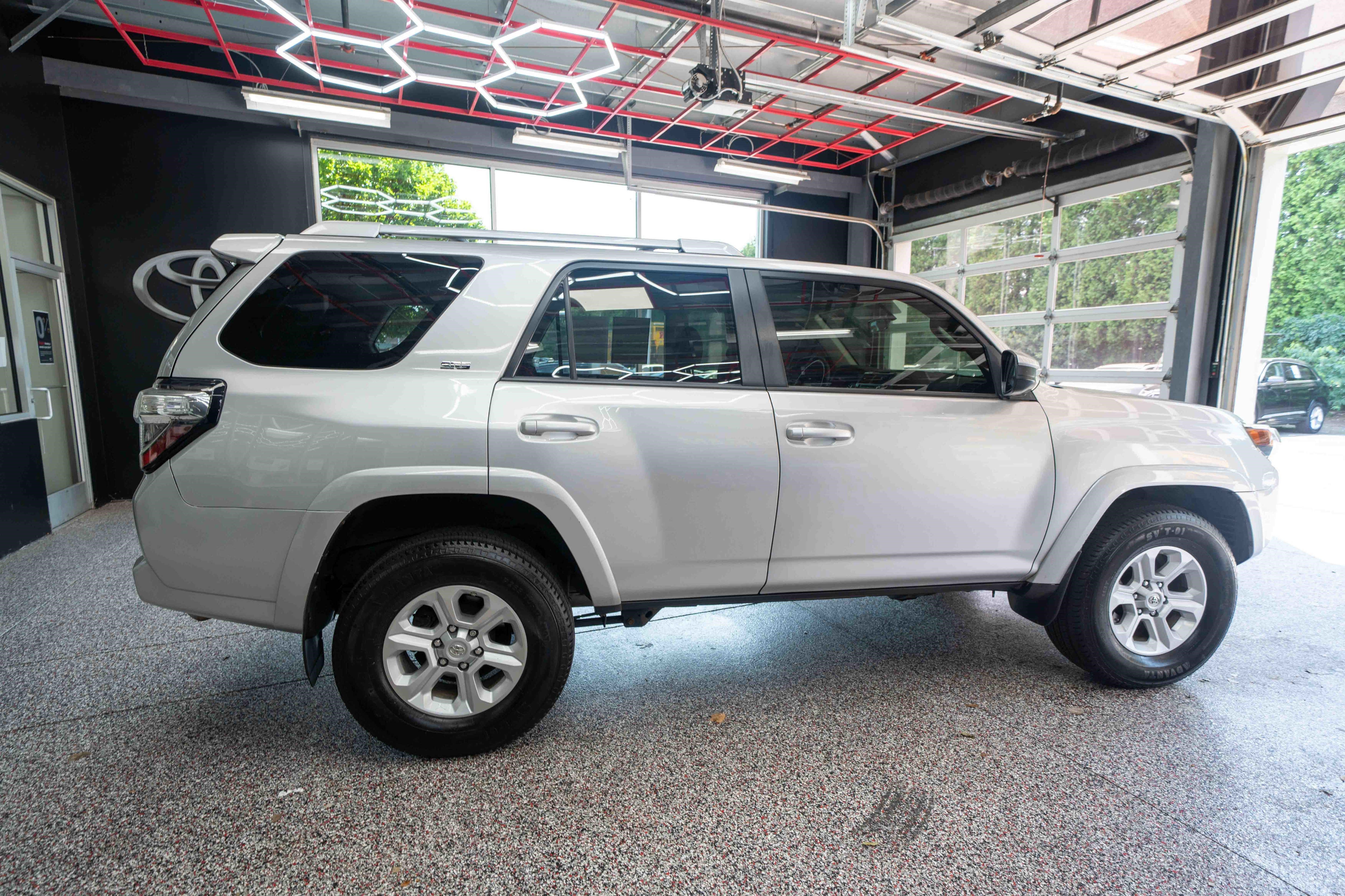 Used 2018 Toyota 4Runner SR5 AWD/4WD image 4
