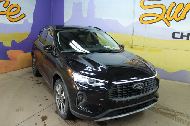 Used 2025 Ford Escape Platinum AWD/4WD image 2