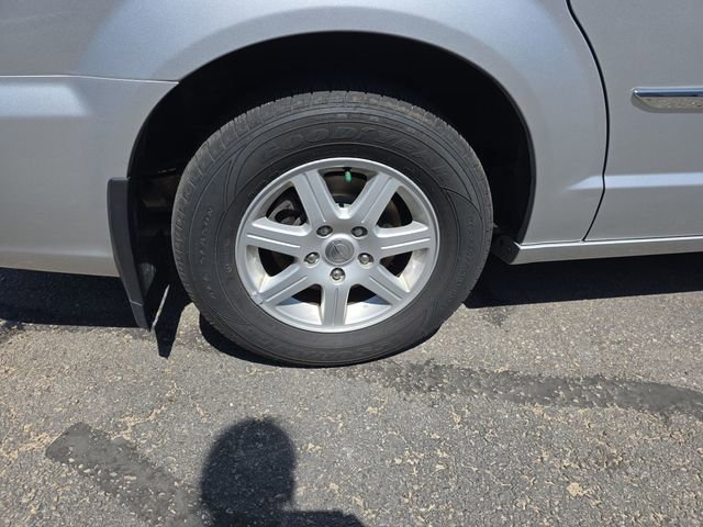 Used 2011 Chrysler Town & Country Touring w/ Entertainment Group #1 FWD image 19