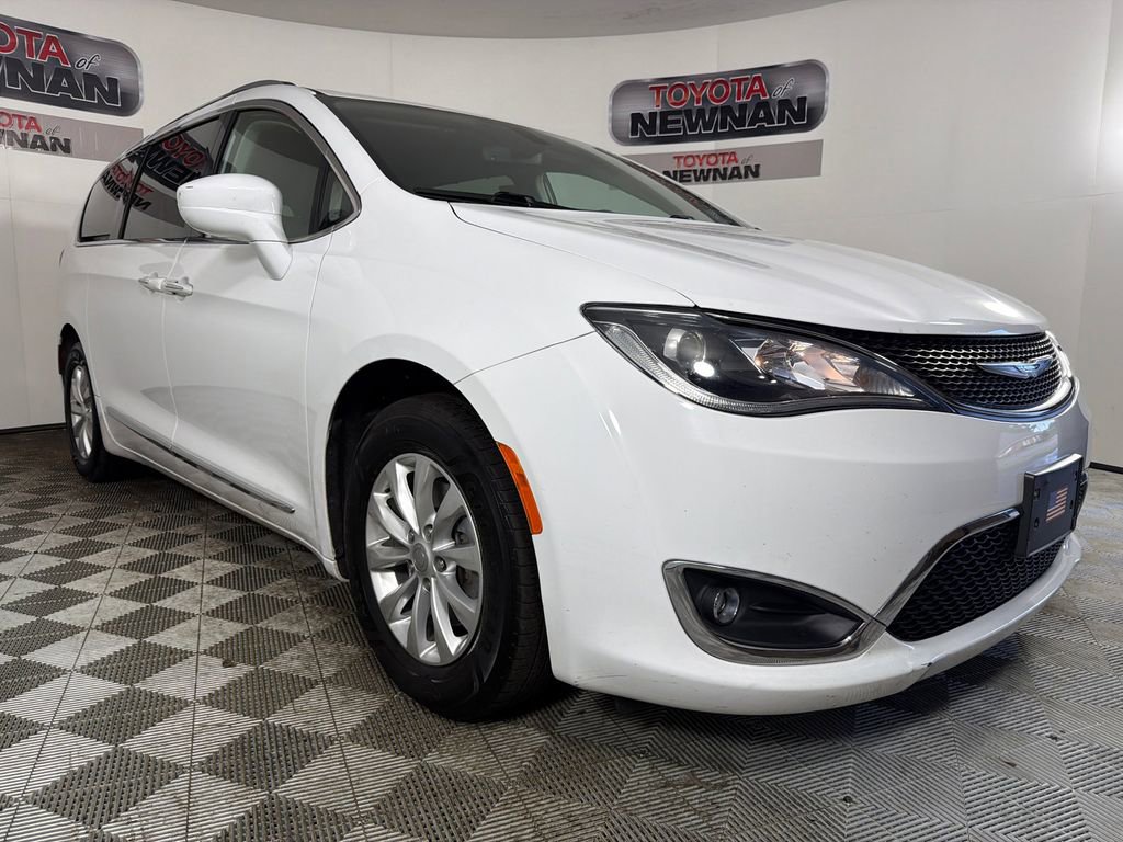 Used 2019 Chrysler Pacifica Touring-L FWD image 1