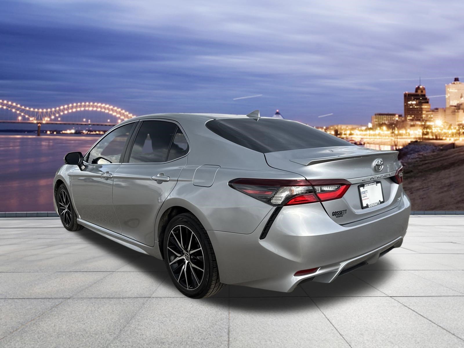 Used 2021 Toyota Camry SE image 3