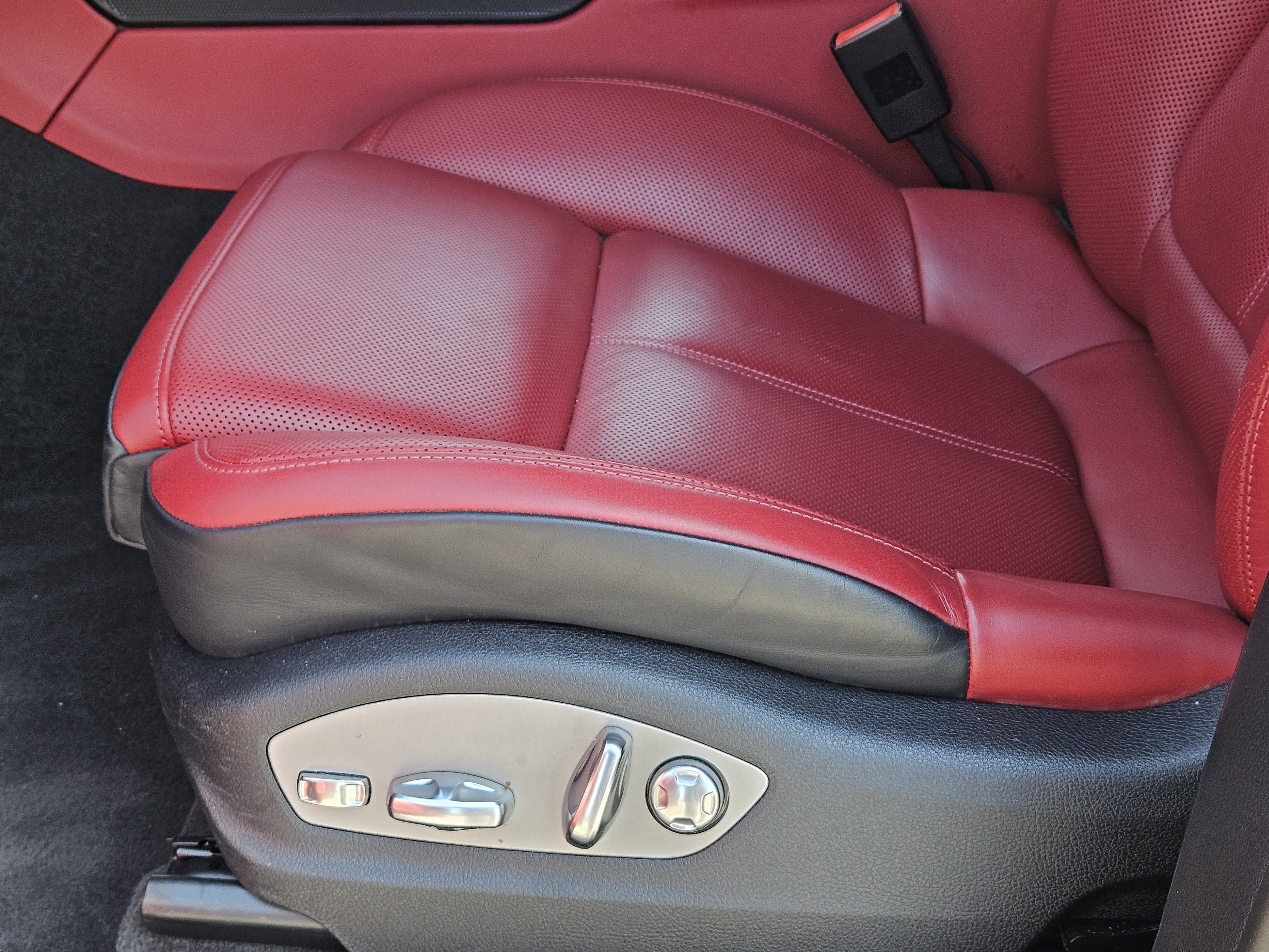 Used 2023 Porsche Macan Turbo image 23