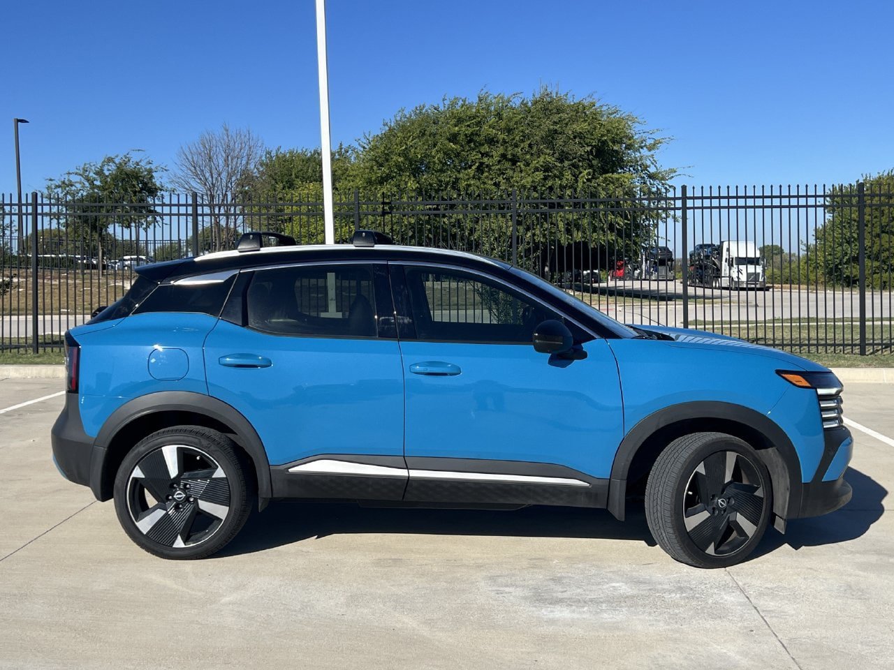 Used 2025 Nissan Kicks SR FWD image 3