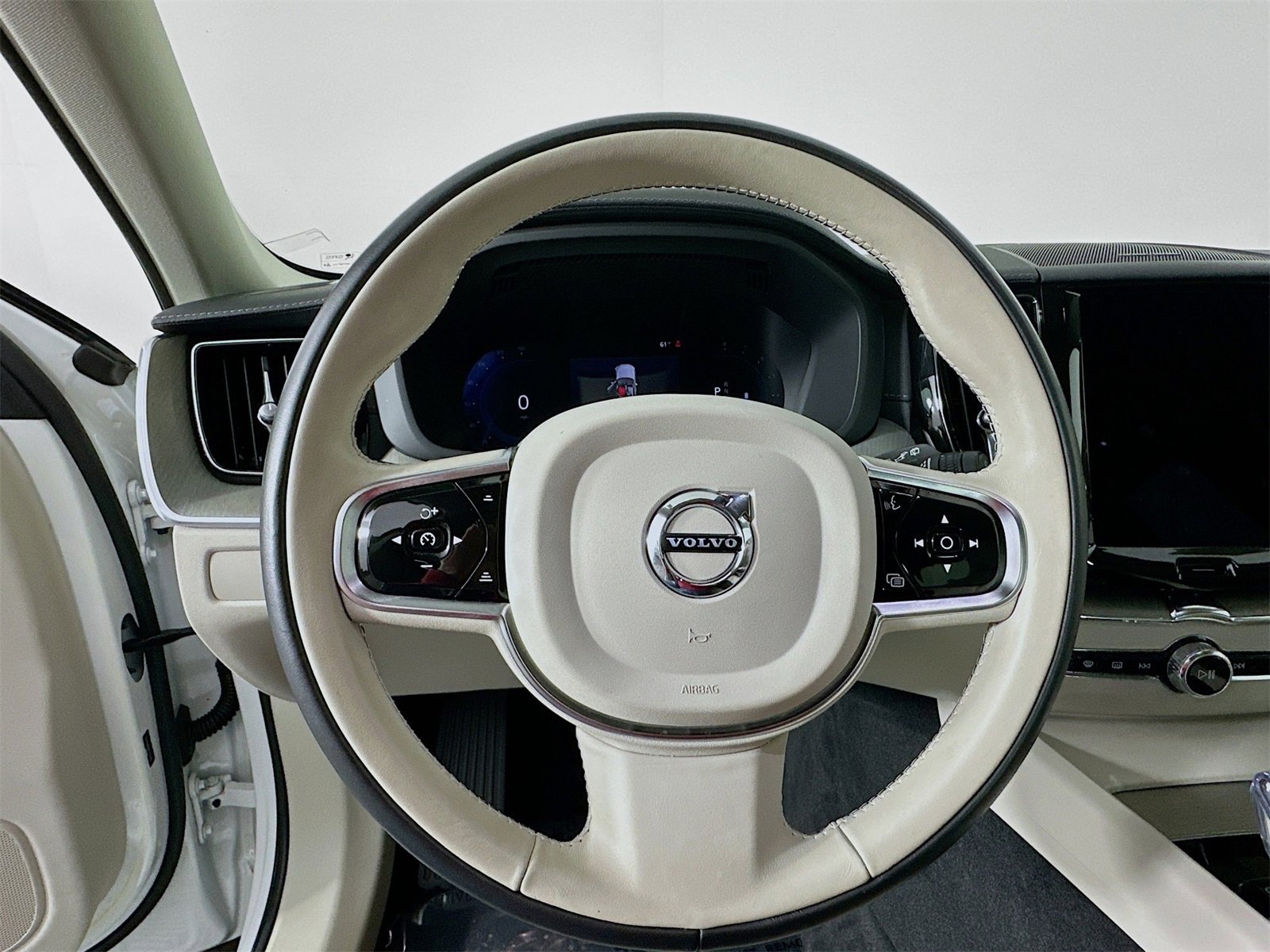 Used 2023 Volvo XC60 B6 Ultimate w/ Protection Package Premier image 11