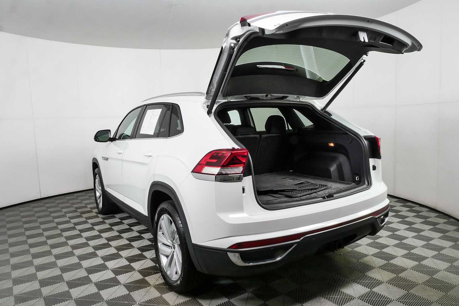 Certified 2023 Volkswagen Atlas Cross Sport SE FWD image 30