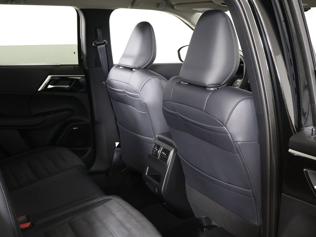 New 2025 Mitsubishi Outlander SE image 30