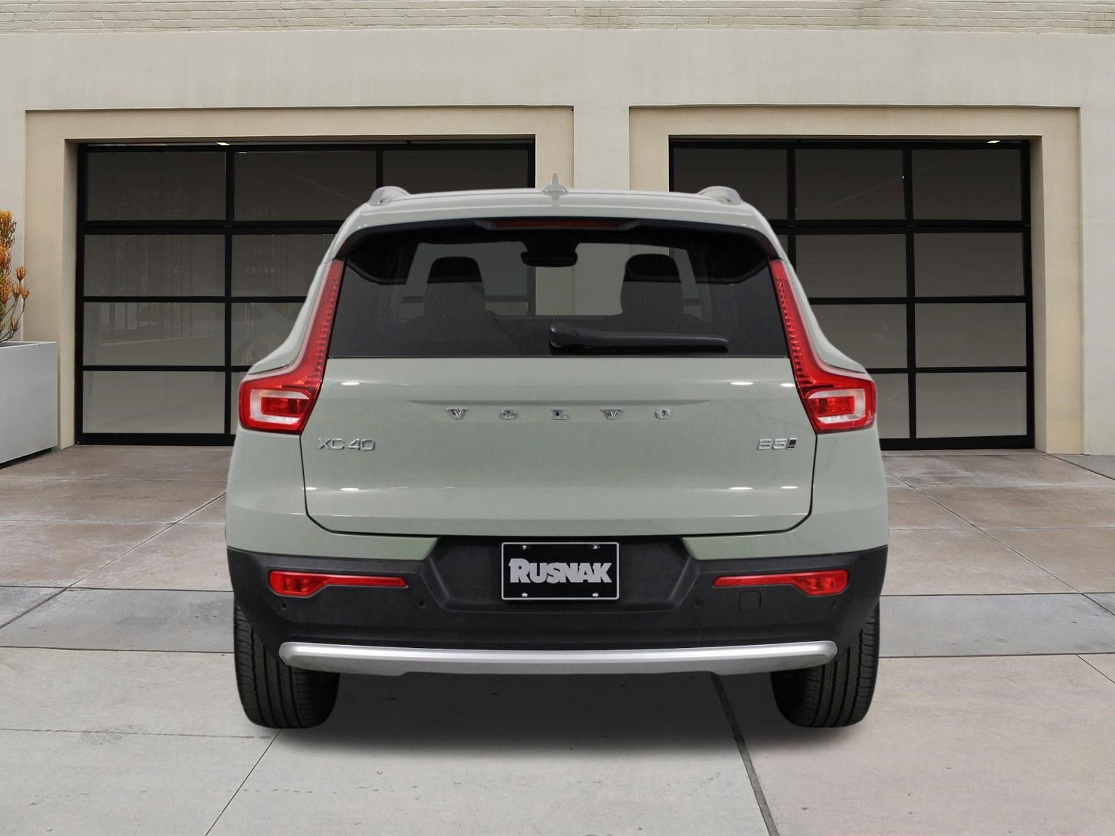 Certified 2025 Volvo XC40 B5 Plus image 5