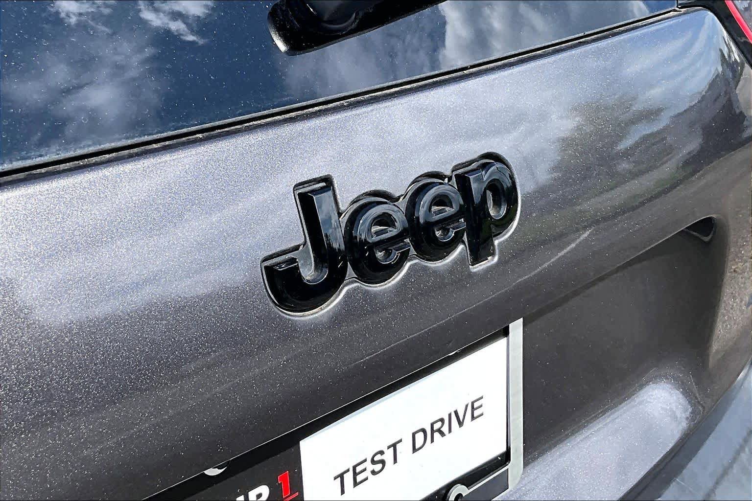 Used 2019 Jeep Cherokee Latitude Plus FWD image 30