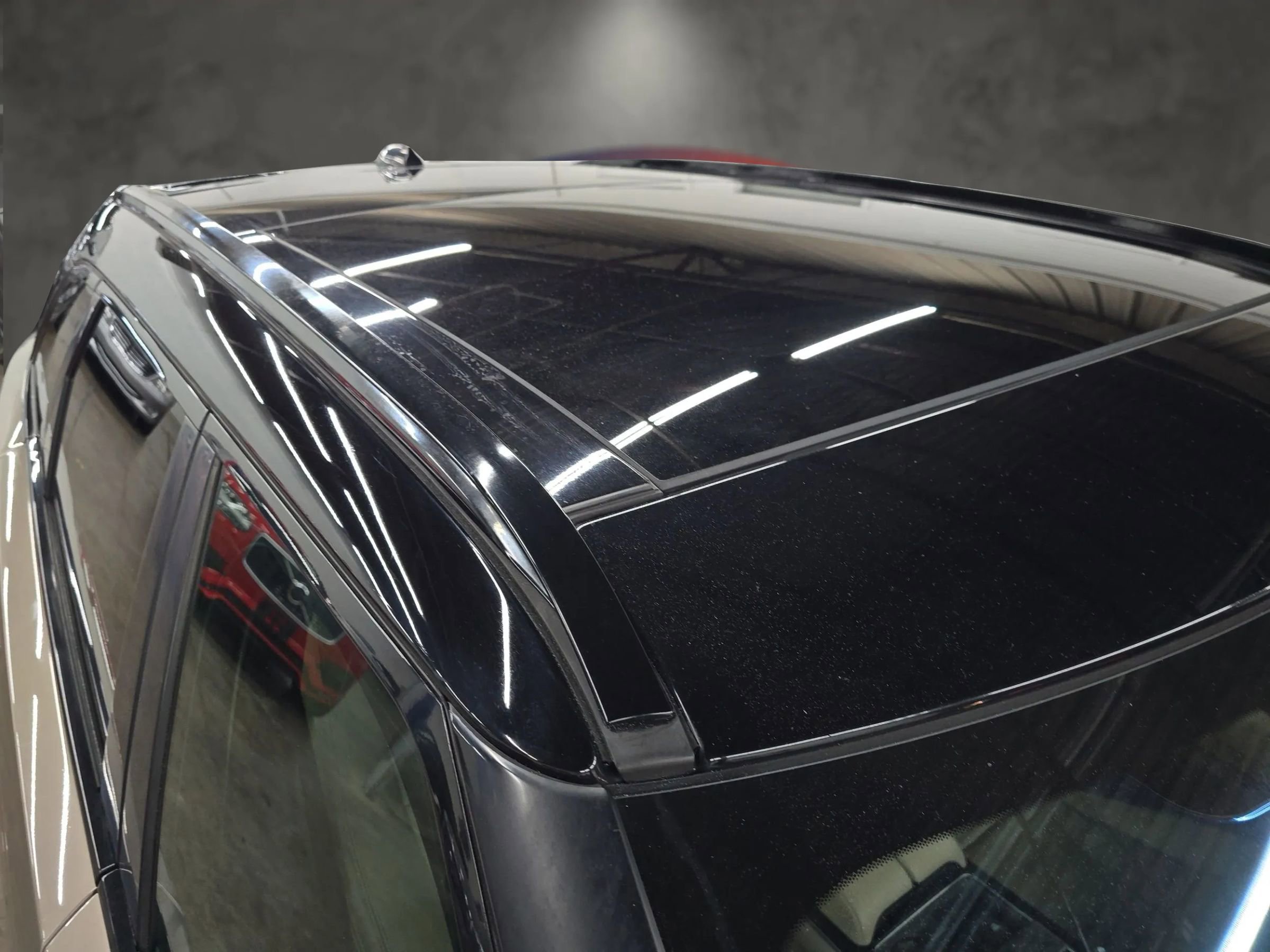 Used 2018 Land Rover Range Rover Velar R-Dynamic SE image 10