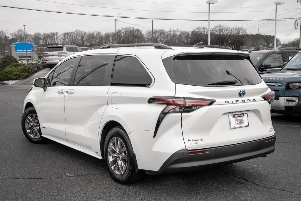 Used 2021 Toyota Sienna XLE image 3