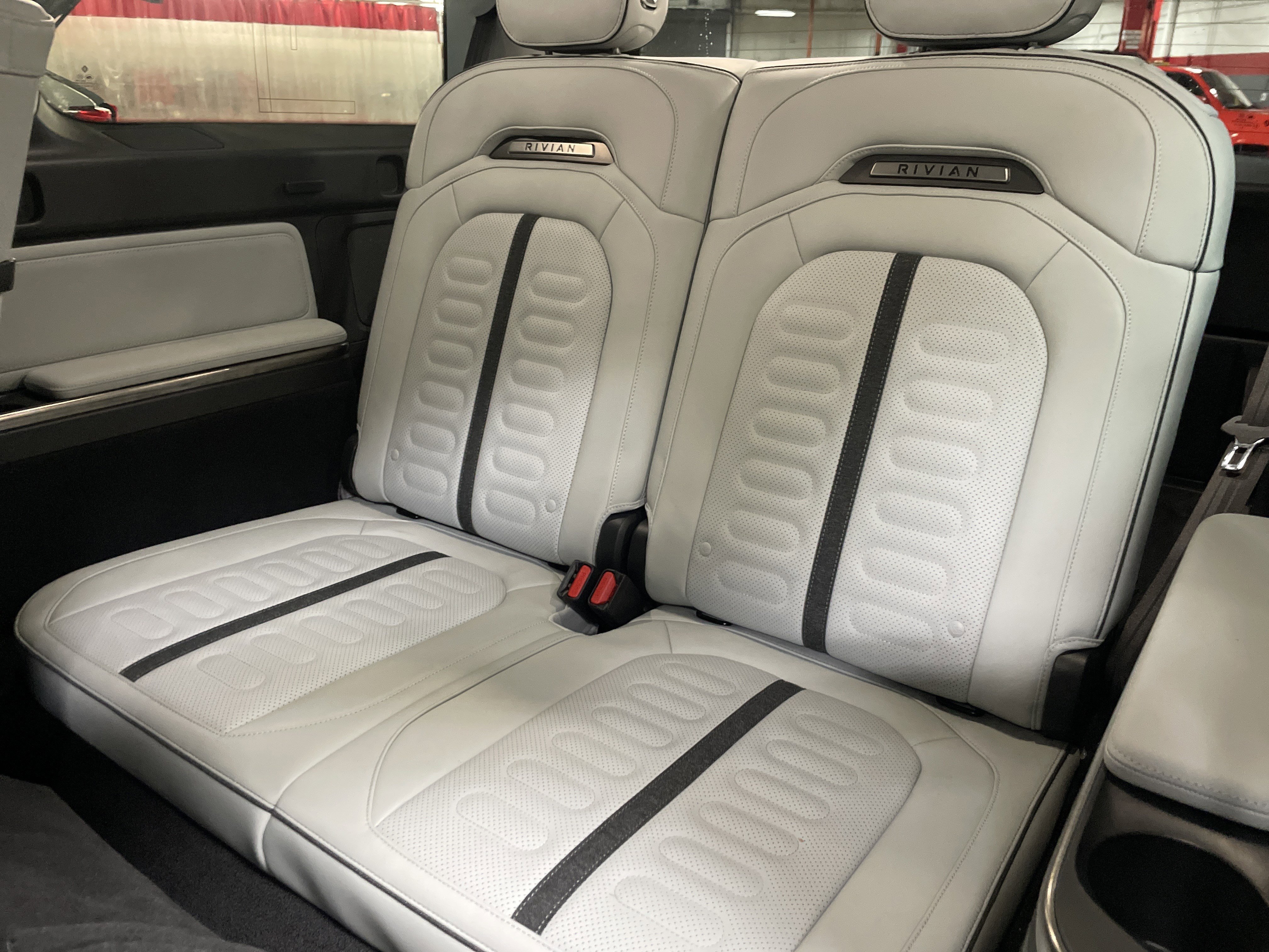 Used 2024 Rivian R1S Adventure image 33