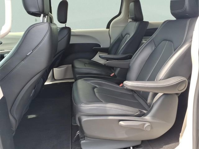 Used 2024 Chrysler Pacifica Select image 21