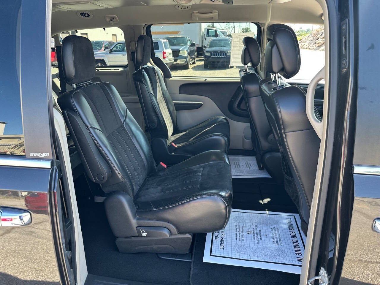 Used 2014 Chrysler Town & Country Touring-L FWD image 9