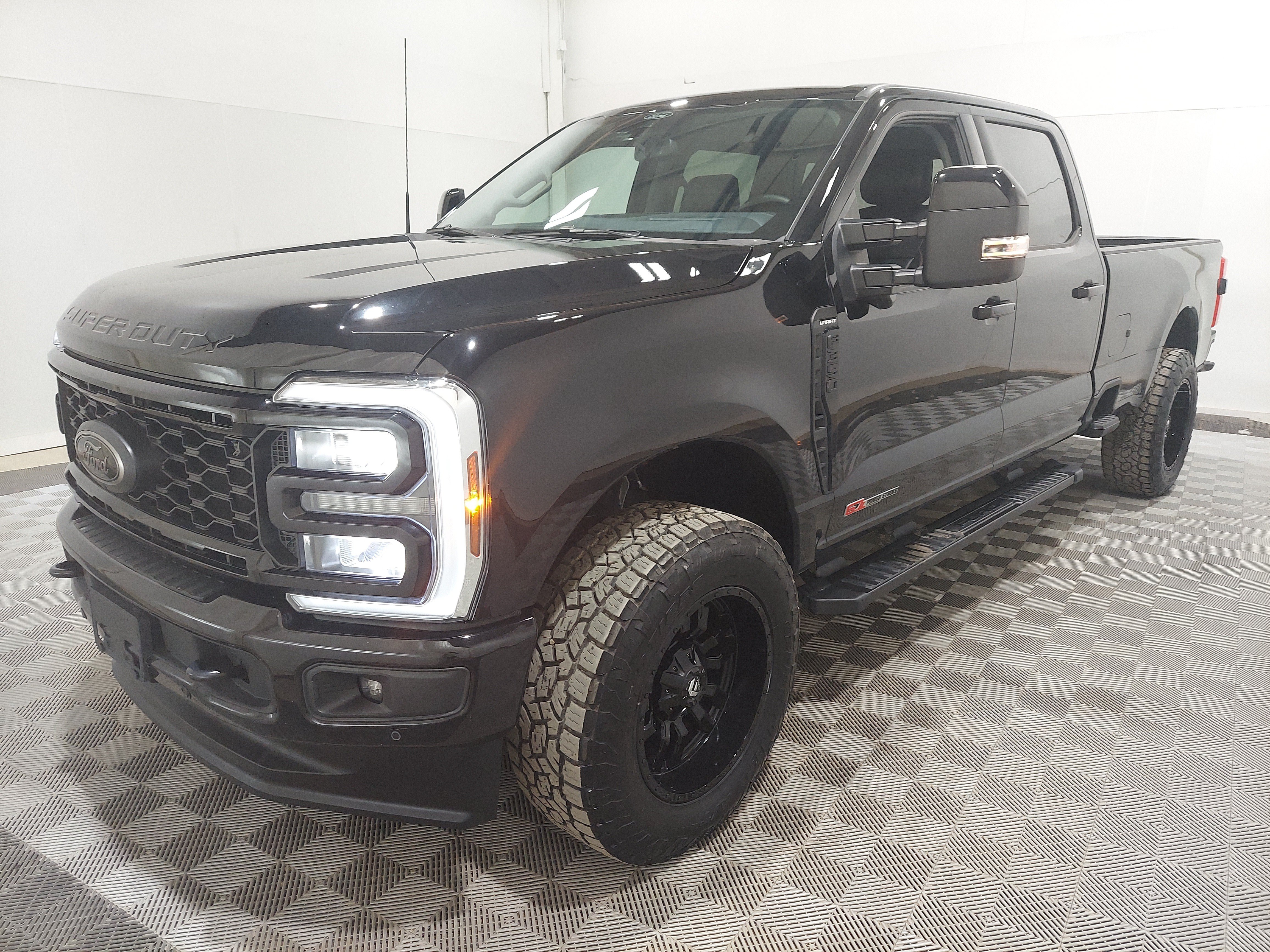 Used 2026 Ford F350 Lariat w/ Black Appearance Package AWD/4WD image 1