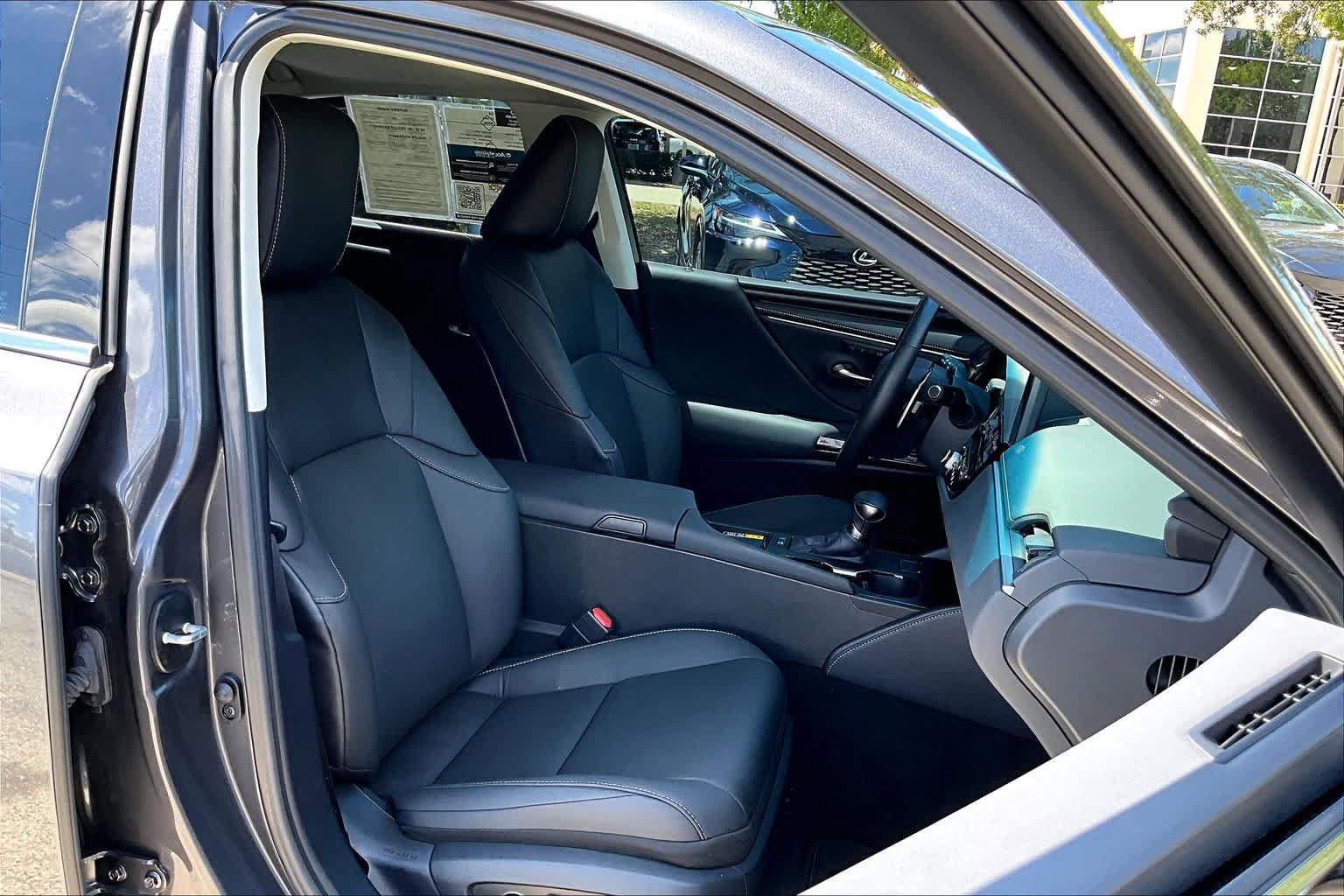 Used 2025 Lexus ES 300h w/ Premium Package FWD image 9
