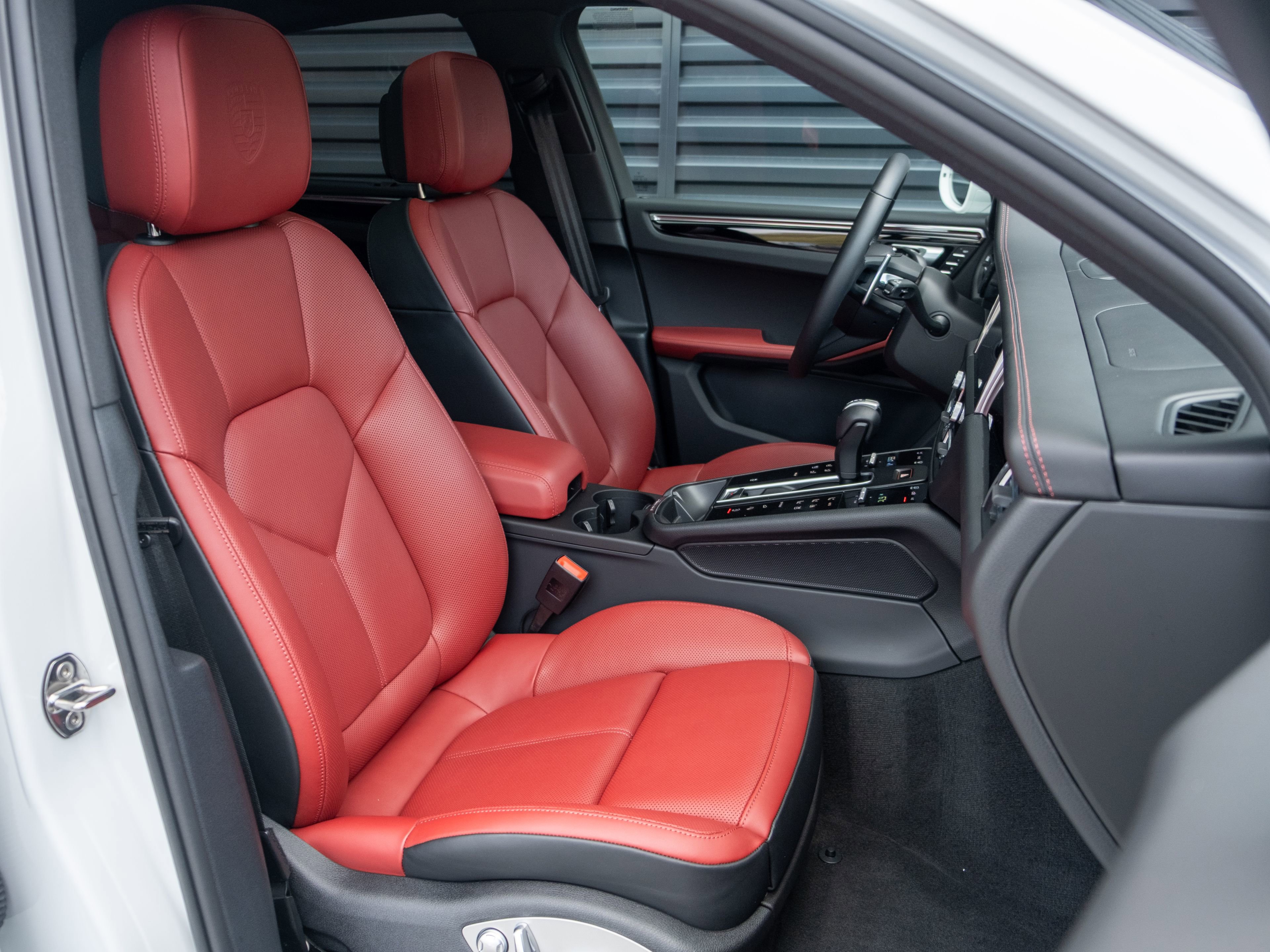 Certified 2025 Porsche Macan image 37