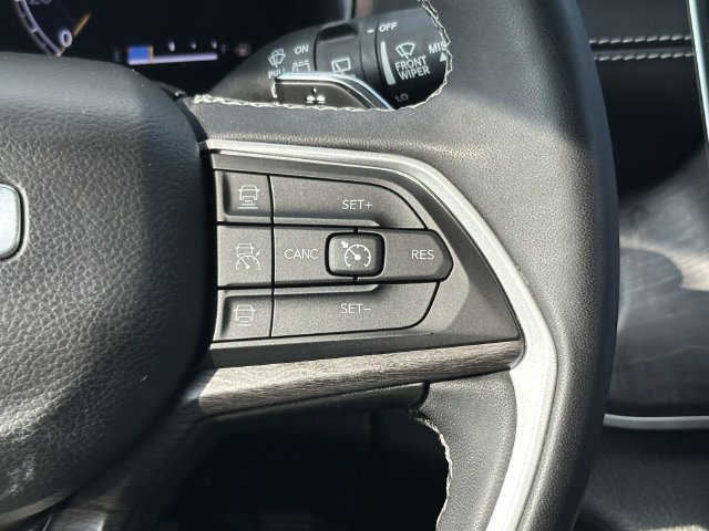 Used 2023 Jeep Grand Cherokee L Limited w/ Black Appearance Package AWD/4WD image 25