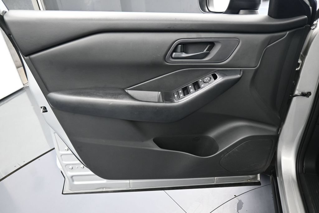 Used 2024 Nissan Rogue S FWD image 12