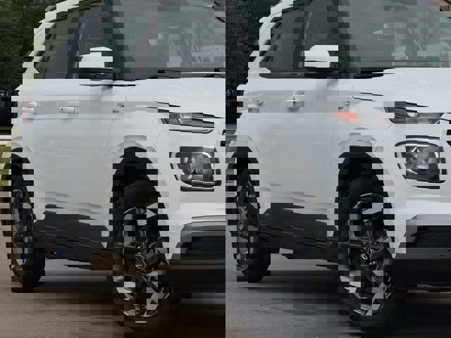 Used 2024 Hyundai Venue SEL image 3