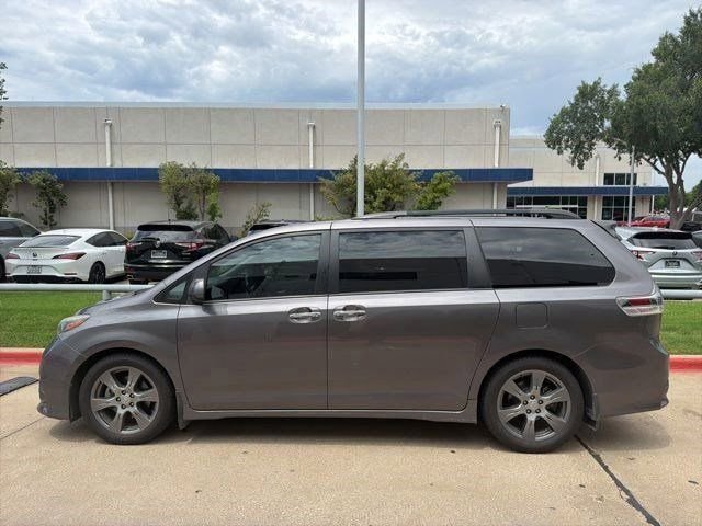 Used 2017 Toyota Sienna SE FWD image 5