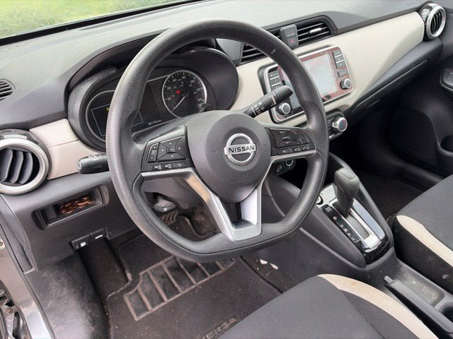 Used 2022 Nissan Versa SV w/ Trunk Package FWD image 9