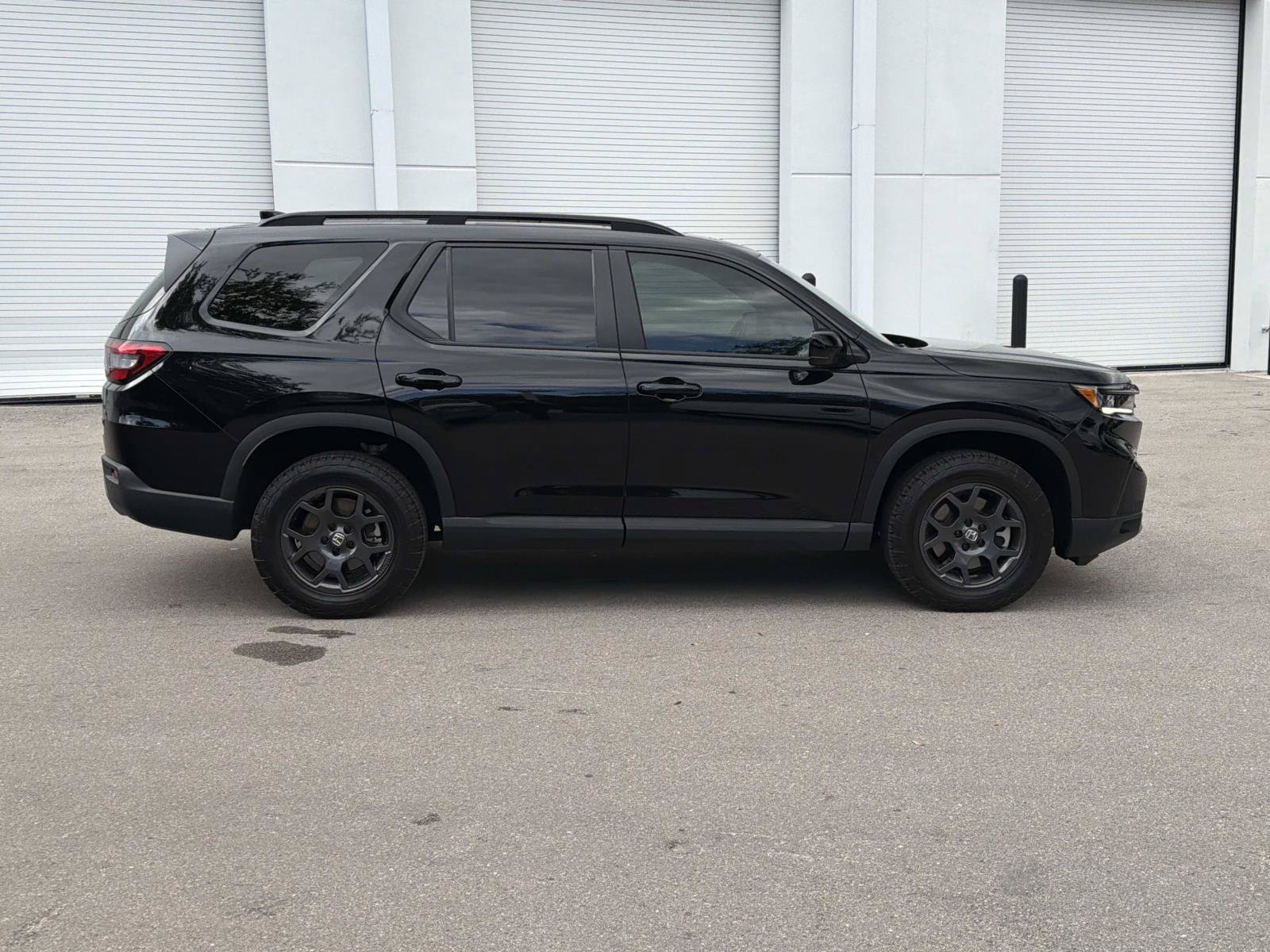 Used 2025 Honda Pilot TrailSport image 2