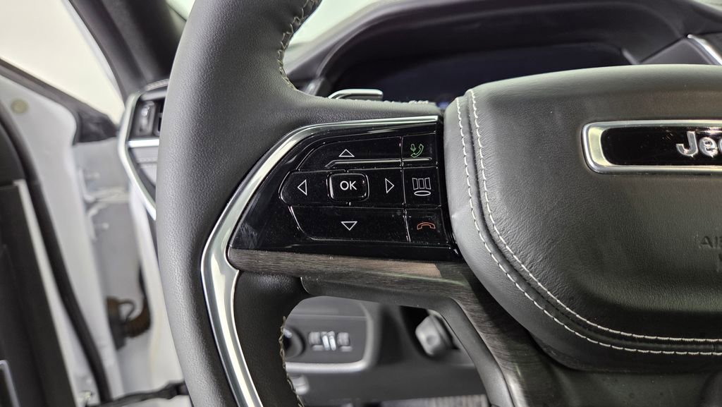 Used 2023 Jeep Grand Cherokee Overland w/ Luxury Tech Group IV AWD/4WD image 17