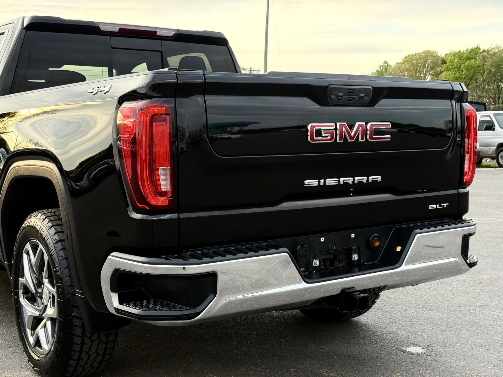 Used 2022 GMC Sierra 1500 SLT w/ SLT Convenience Package AWD/4WD image 4