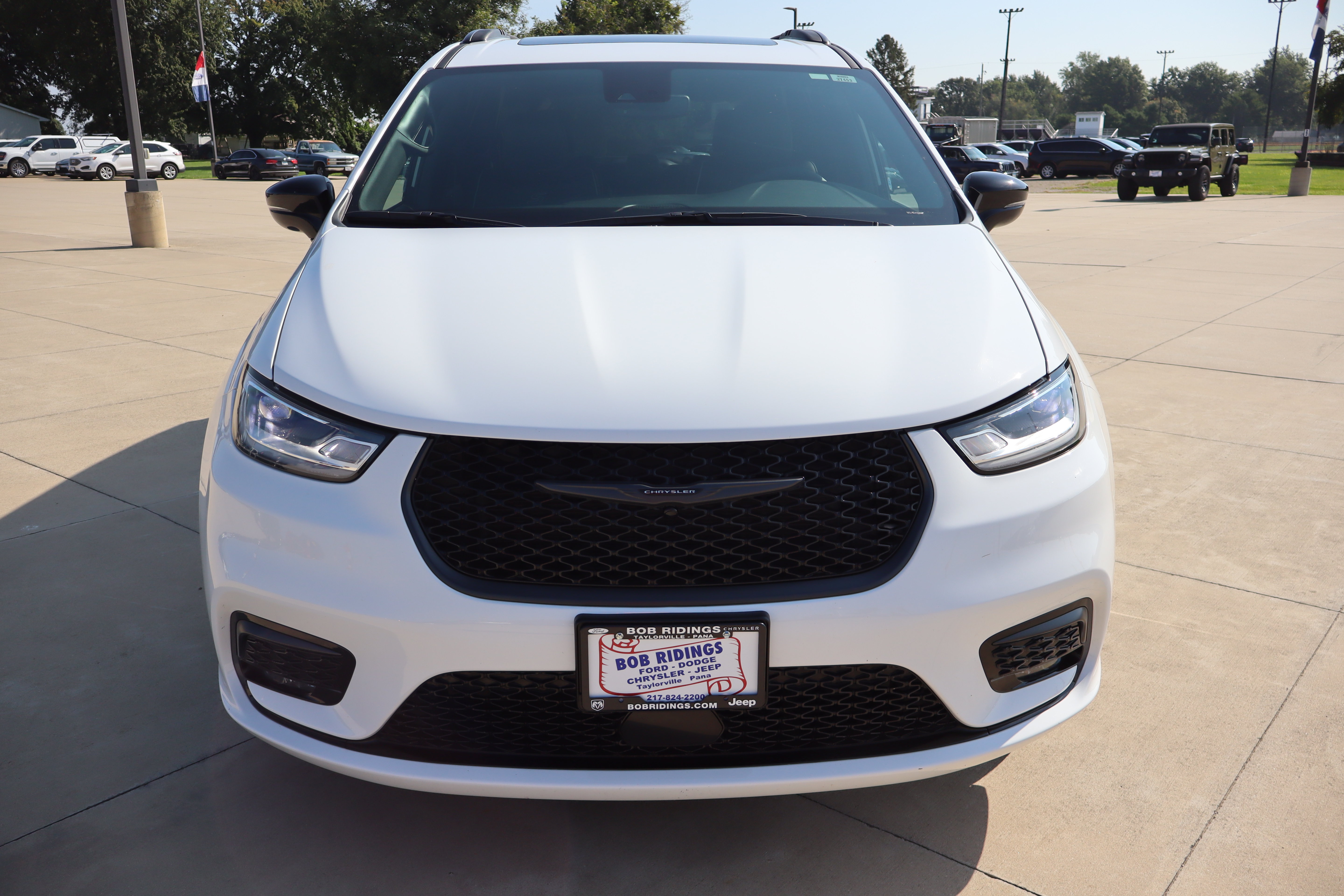 Used 2025 Chrysler Pacifica Limited FWD image 2