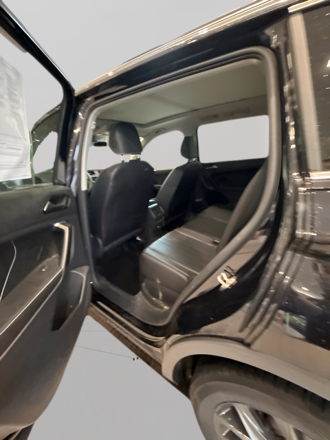 Used 2024 Volkswagen Tiguan SE w/ Panoramic Sunroof Package AWD/4WD image 27