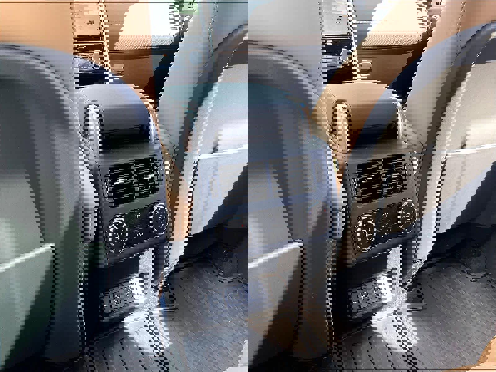 Used 2025 Land Rover Discovery Dynamic SE image 35