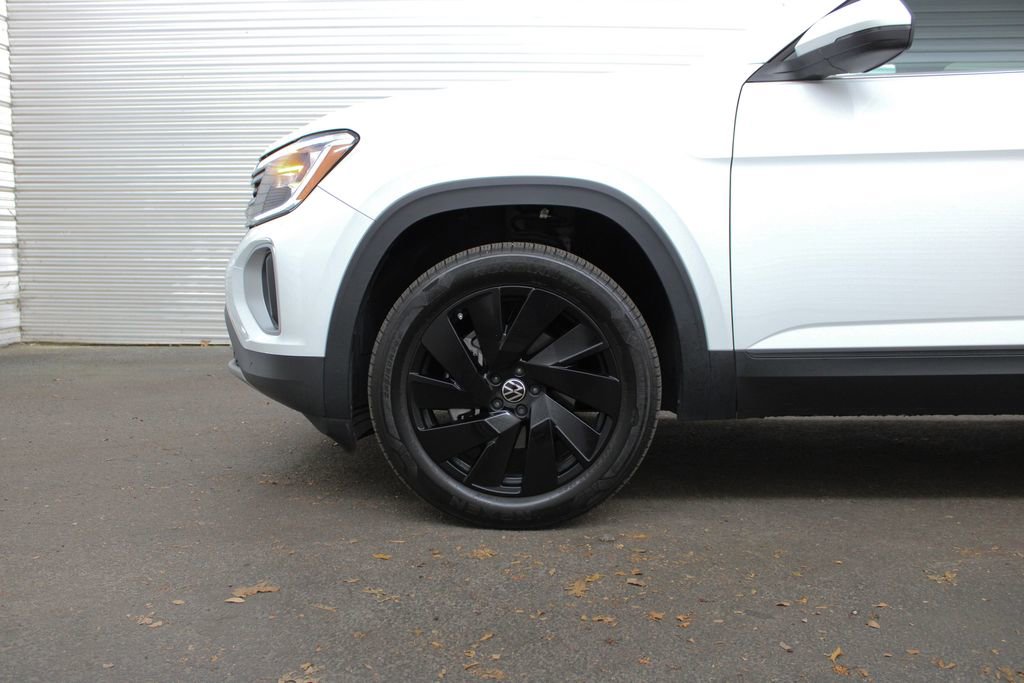 Used 2024 Volkswagen Atlas SE w/ Black Wheel Package FWD image 4