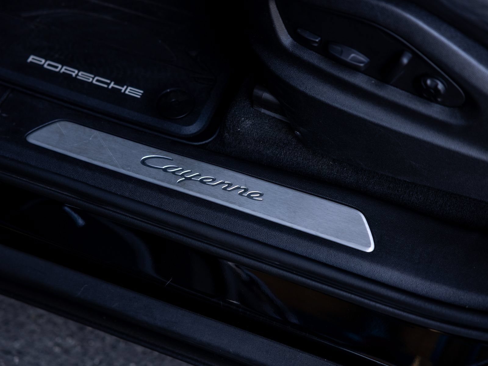 Certified 2023 Porsche Cayenne AWD/4WD image 25