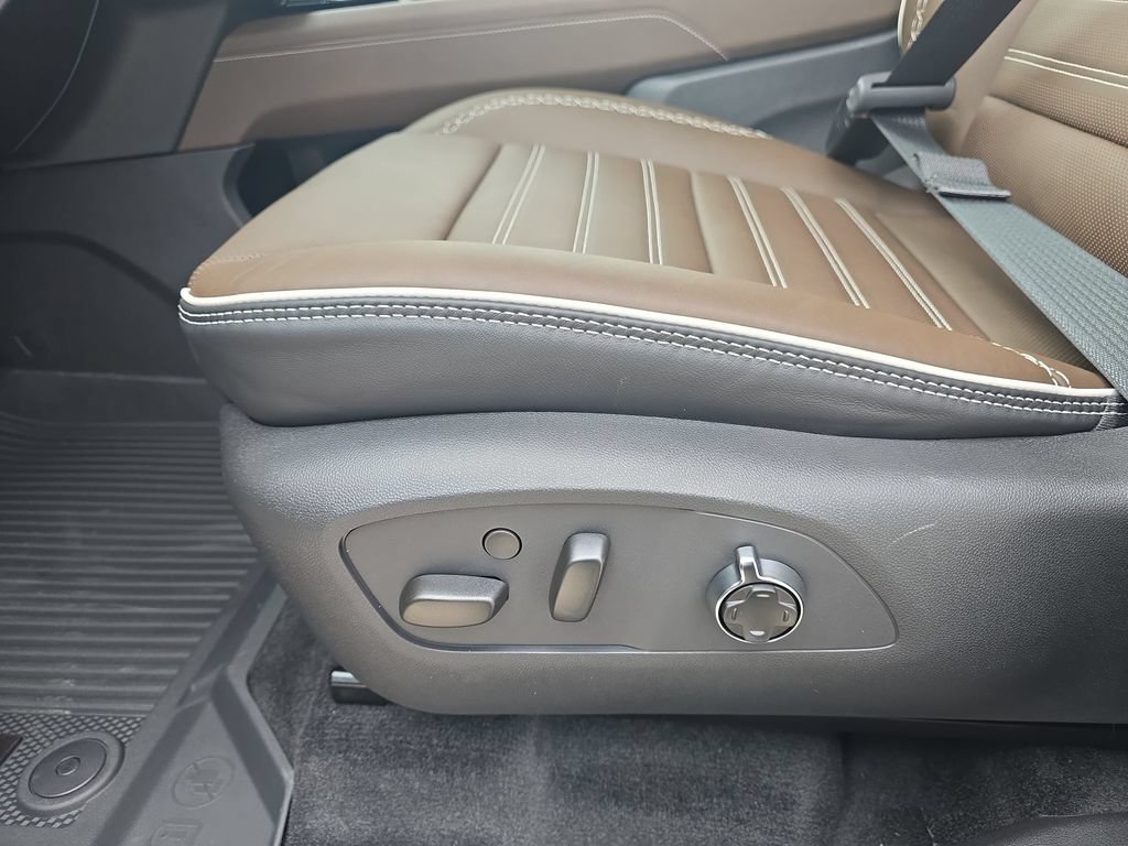 New 2026 GMC Acadia Denali Ultimate w/ LPO, Floor Liner Package AWD/4WD image 30