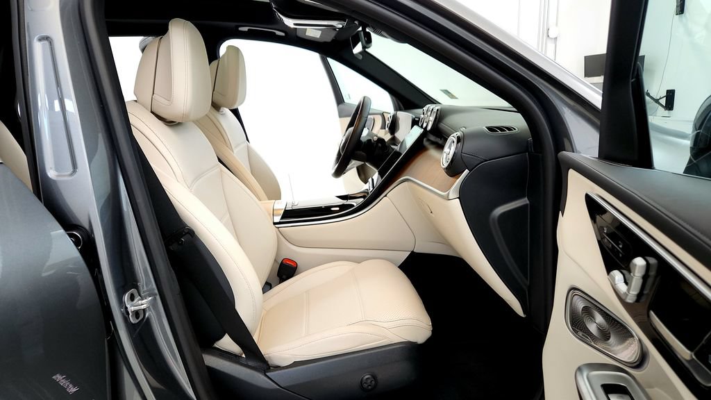 Used 2023 Mercedes-Benz GLC 300 4MATIC image 17