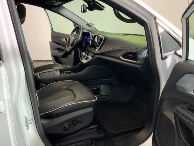 Used 2026 Chrysler Pacifica Limited FWD image 27