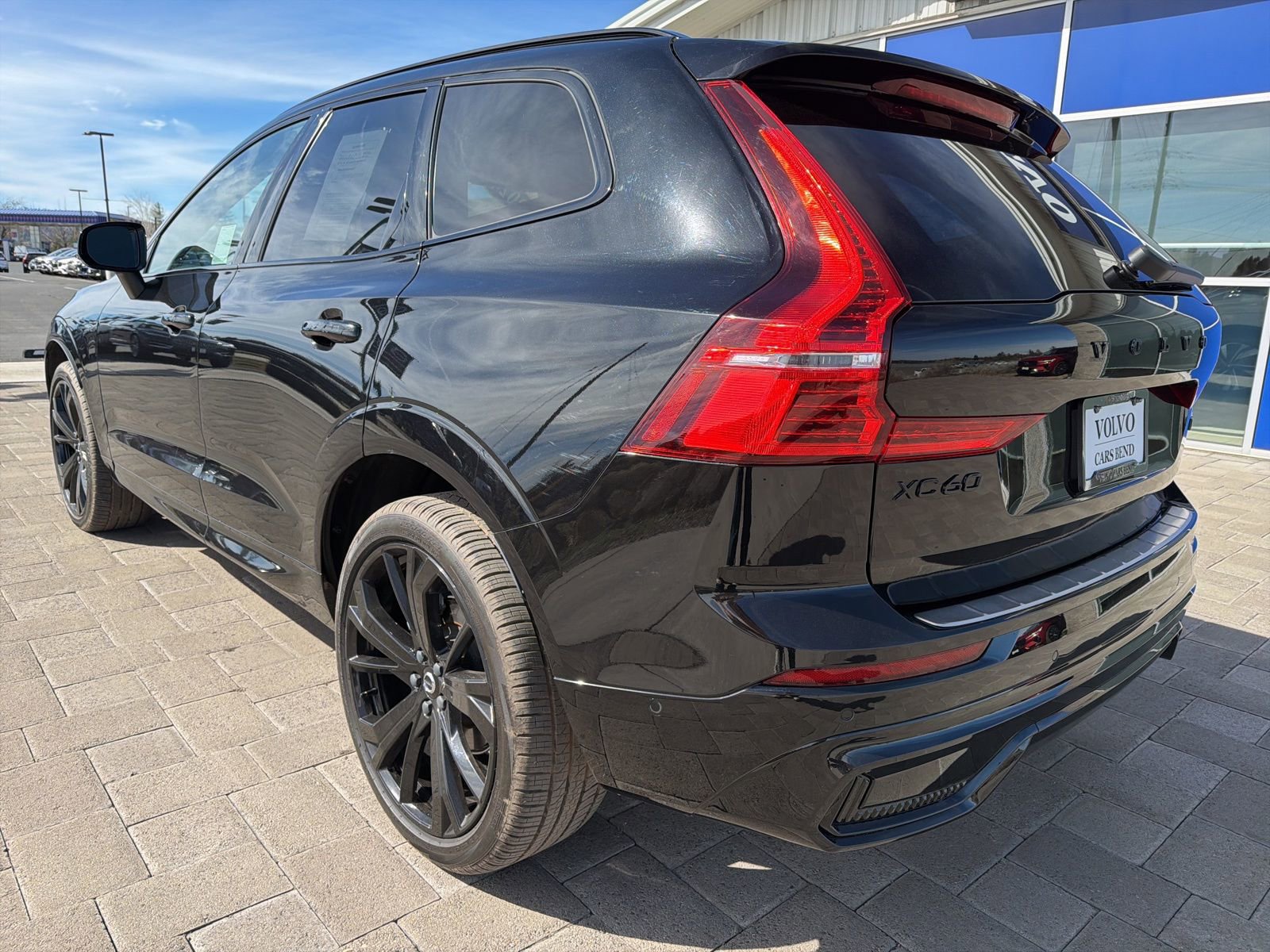 Used 2024 Volvo XC60 B5 Ultimate w/ Protection Package Premier image 4