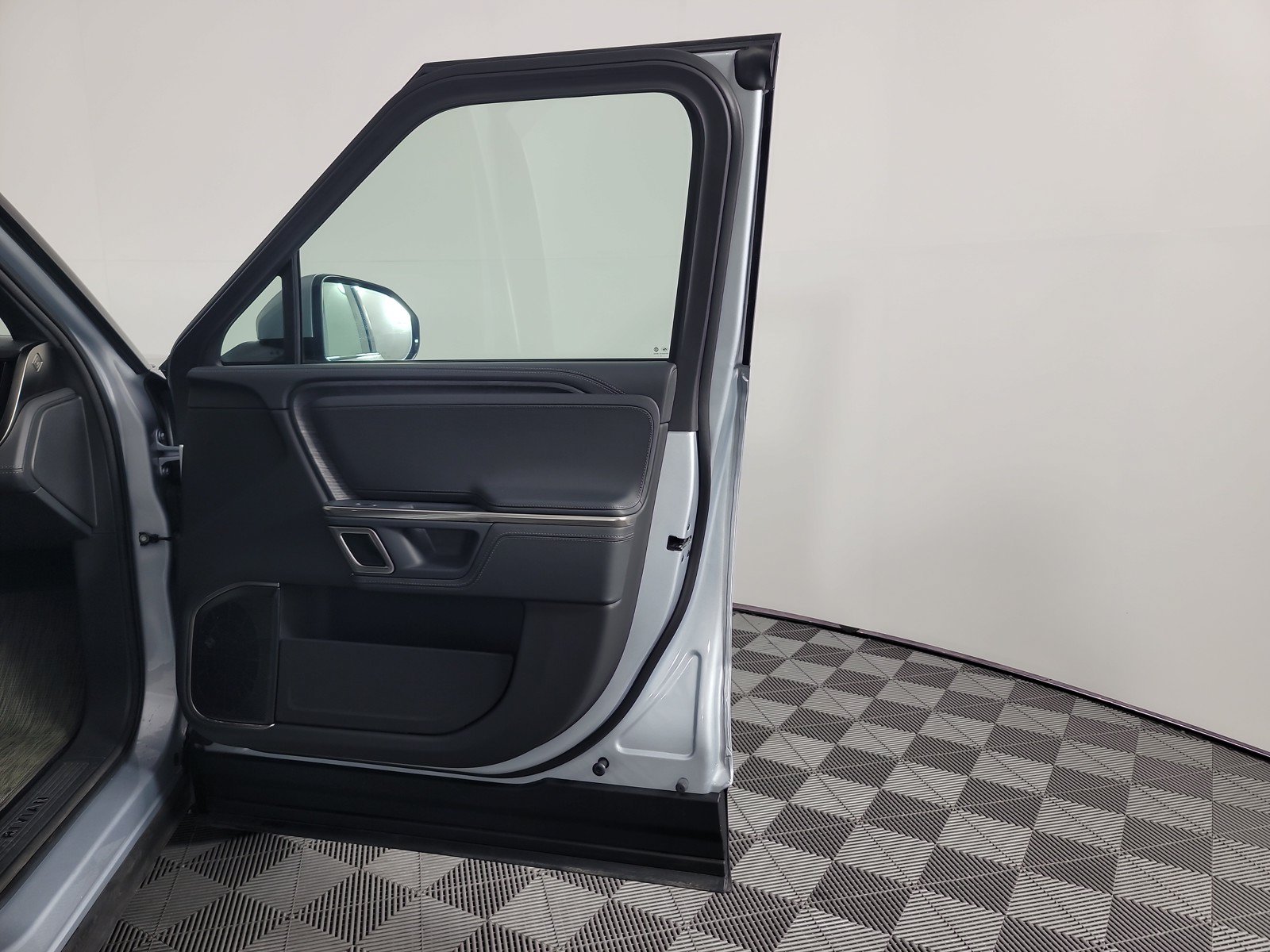 Used 2024 Rivian R1S Adventure AWD/4WD image 18