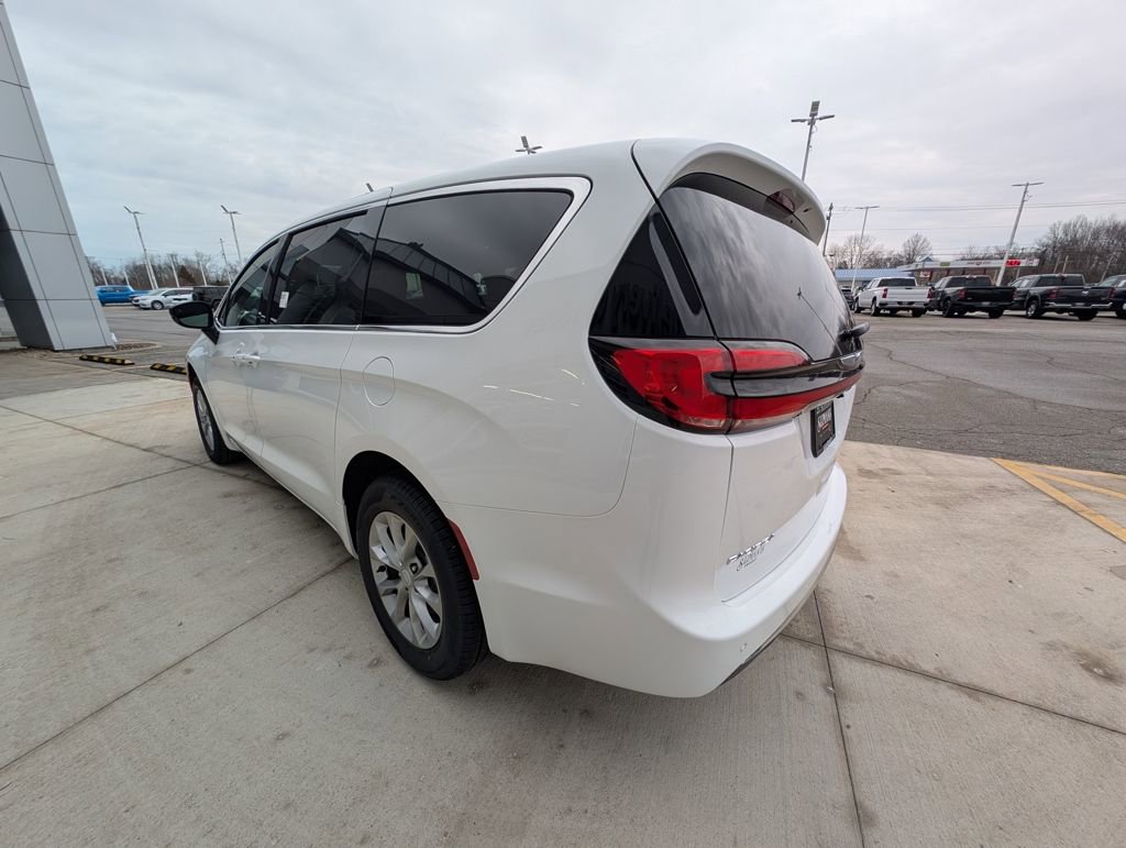 New 2026 Chrysler Pacifica Select AWD/4WD image 6