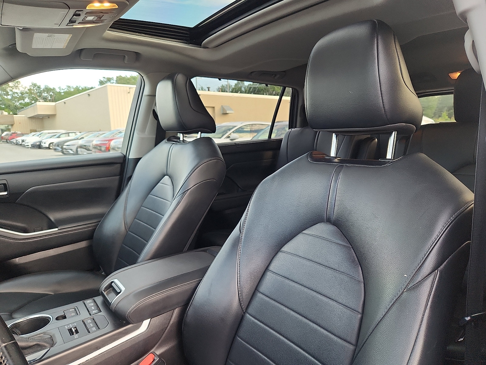 Used 2021 Toyota Highlander XLE AWD/4WD image 22