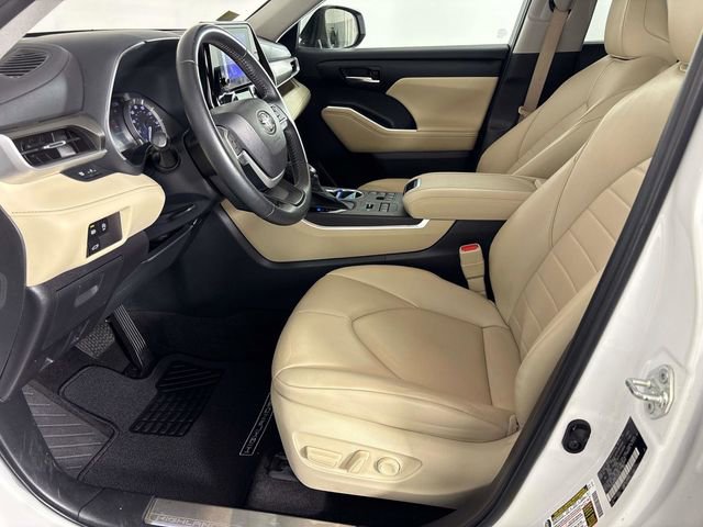 Used 2023 Toyota Highlander XLE AWD/4WD image 16