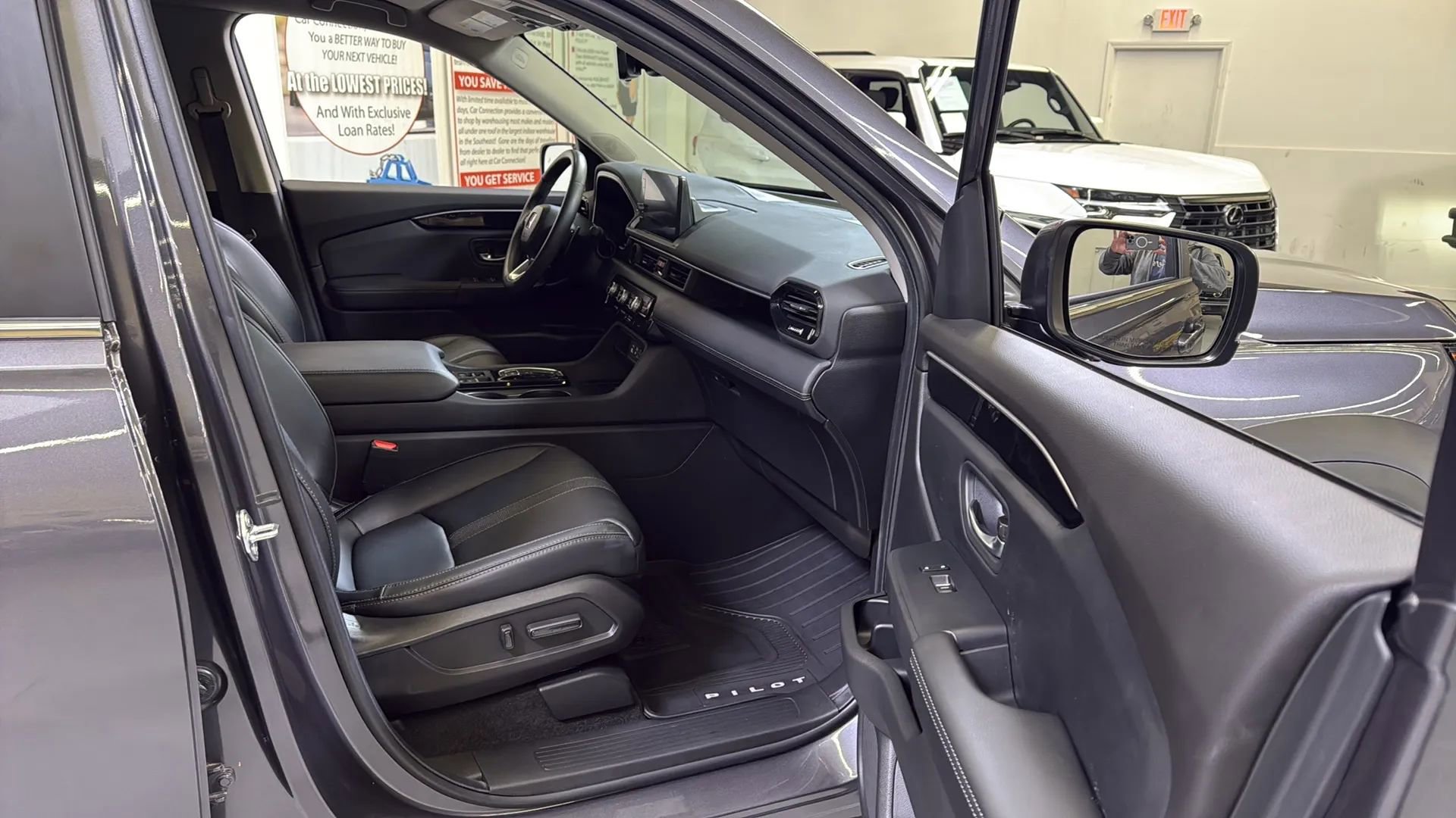 Used 2025 Honda Pilot EX image 12