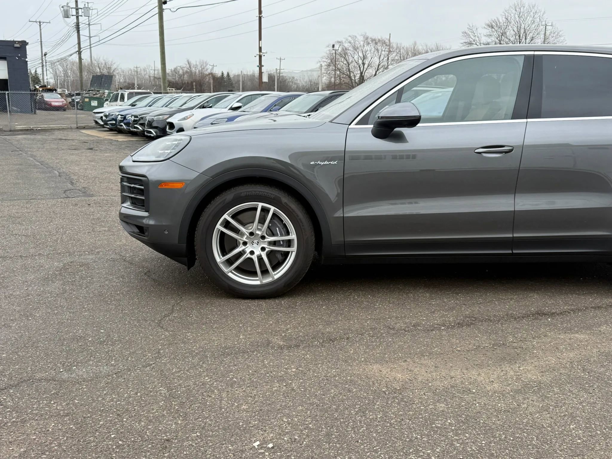 Used 2025 Porsche Cayenne E-Hybrid Sport Utility 4D w/ Premium Package Plus image 6