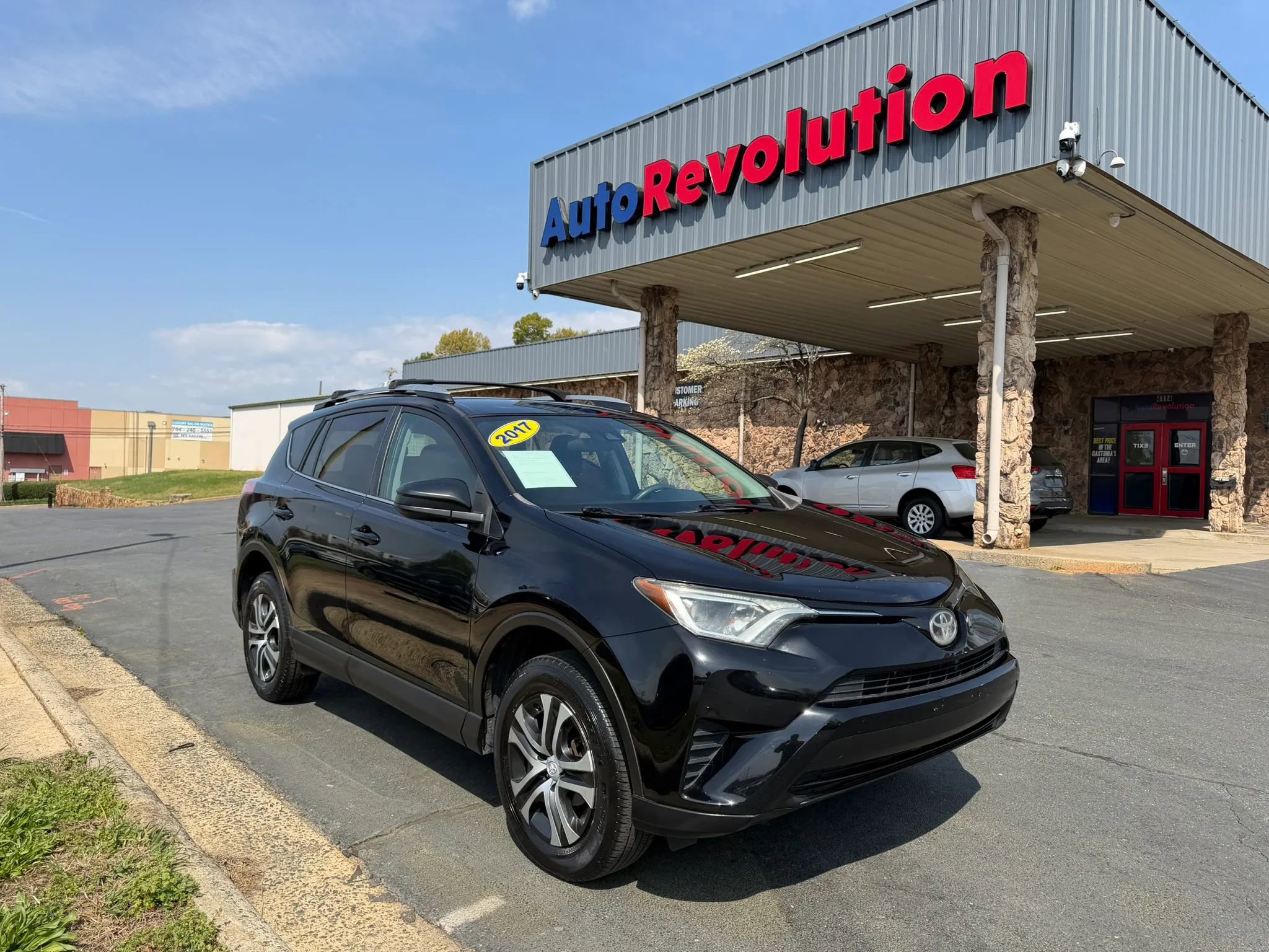 Used 2017 Toyota RAV4 LE image 1